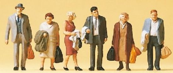 Picture of HO Travelers w/Luggage Standing (6)