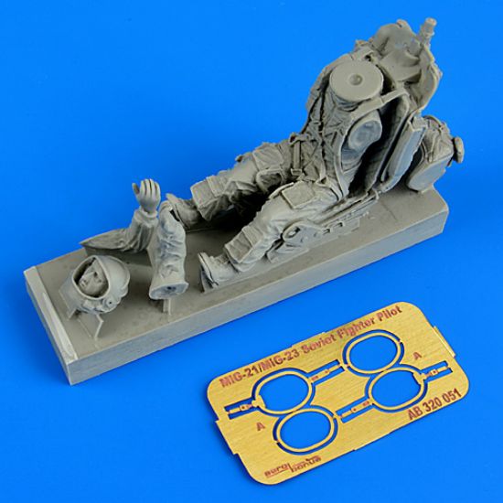 Picture of 1/32 Soviet MiG21/23 Fighter Pilot w/Ejection Seat