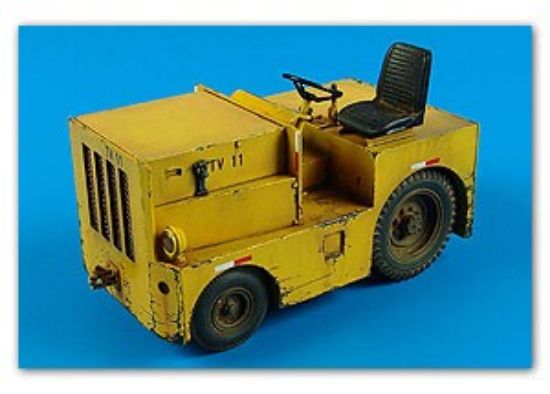 Picture of 1/32 US DMC Logan T40 Tow Tractor