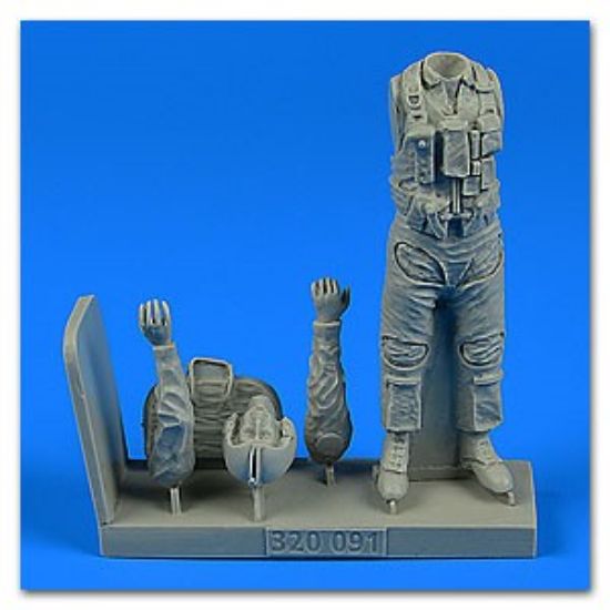 Picture of 1/32 USN Pilot w/Bag Vietnam War 1965-73